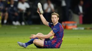 El centrocampista del Barcelona Frenkie de Jong durante el partido de la primera fase de la Liga de Campeones que FC Barcelona y PSG disputaron en el estadio olímpico Lluis Companys. EFE/Siu Wu. (Barcelona)