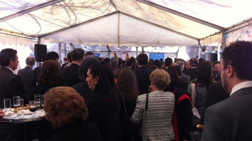 Algunos asistentes a la celebración ofrecida por el embajador japonés en España.