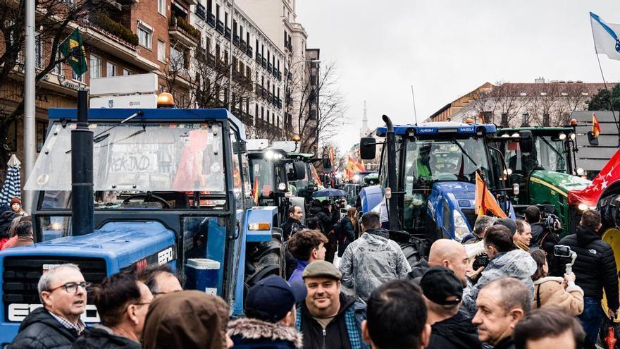 Miles de agricultores y 325 tractores colapsan el centro de Madrid contra Mercosur
