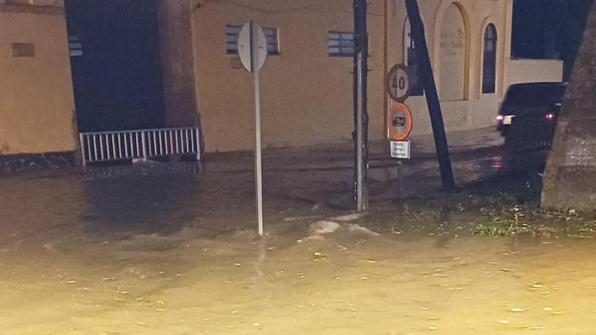 Aigua a la carretera del pas del Rec Susanna, entre Figueres i Vilafant.