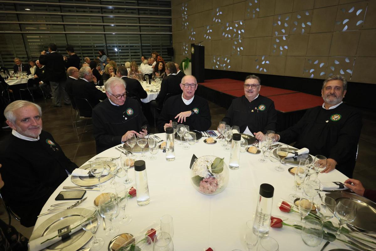 Galería de imágenes: La Filà d'En Trilles recibe el Voladoret d'Or de la Colla del Rei Barbut