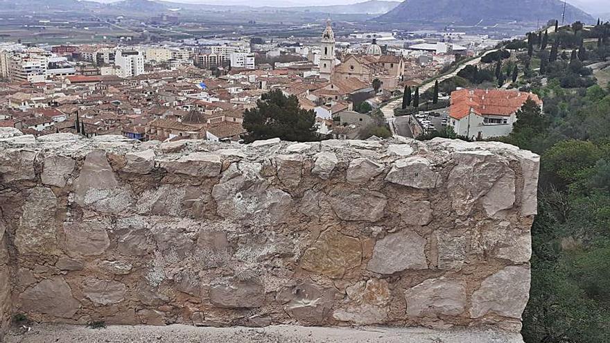 Borran las pintadas en el Castell | AYUNTAMIENTO DE XÀTIVA