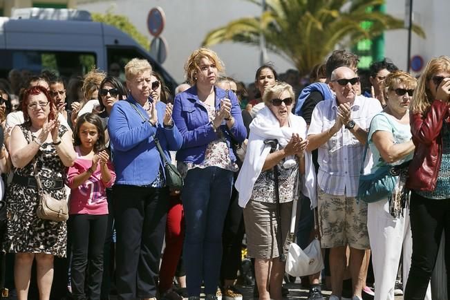 18/04/2016 SUCESOS derrumbe de la vivienda en los critianos donde fallecieron 7 personas  acto homenaje a las victimas   con un minuto de silencio en la plaza del pecador con  autoridades municipales colaboradores en el desescombro  familiares de las víctimas  y vecinos de los cristianos