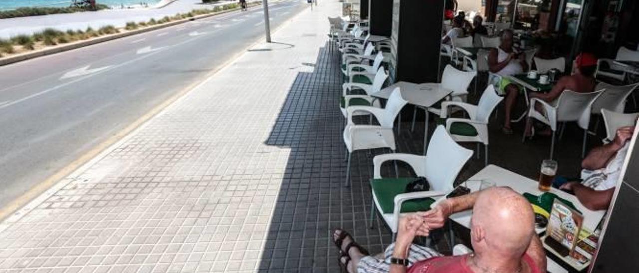 Terrazas en Poniente con sillas colocadas en el linde entre el retranqueo y la acera.