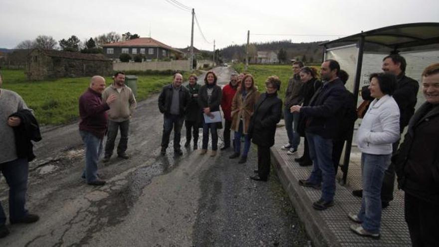 Da Torre, López, Cornado y Fidalgo (en el centro) acompañados de afectados, ayer, en el acceso de la autopista en Lamela.  // Bernabé/Gutier