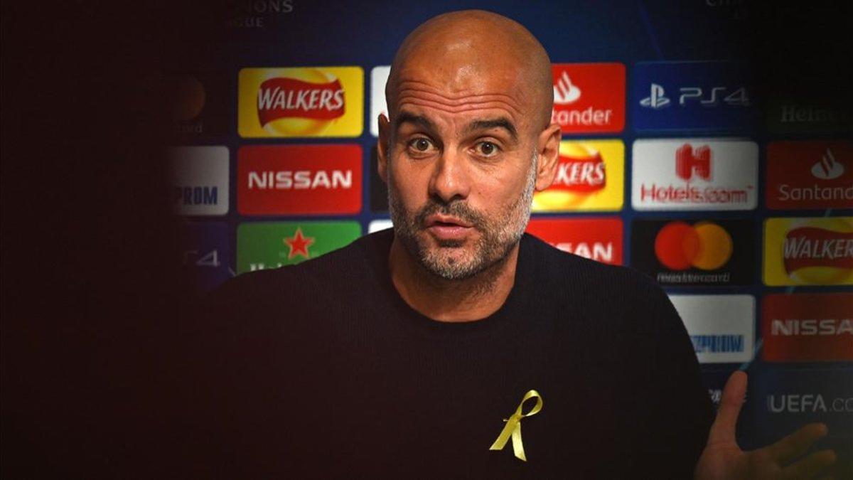 Pep Guardiola habló sobre el lazo amarillo que luce en las ruedas de prensa