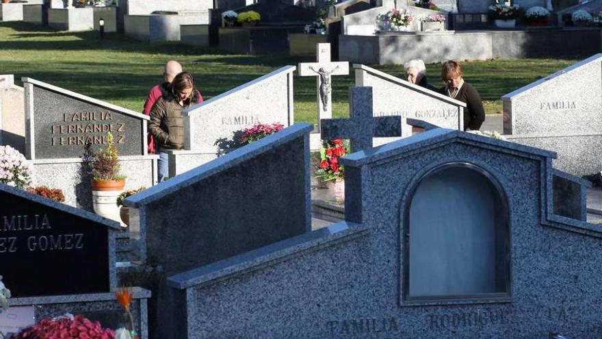 Zona de sepulturas del cementerio lalinense de A Romea. // Bernabé/Gutier