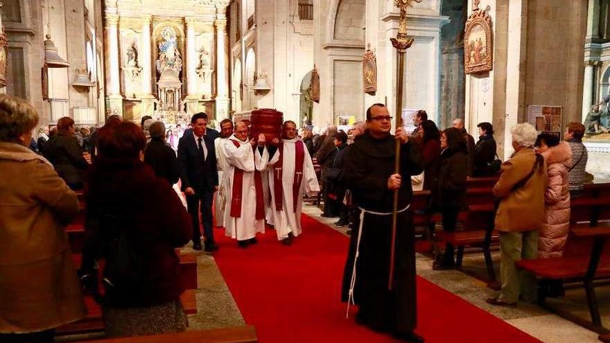 Los restos mortales de José García Oro abandonan el templo del convento de San Francisco. // Bernabé