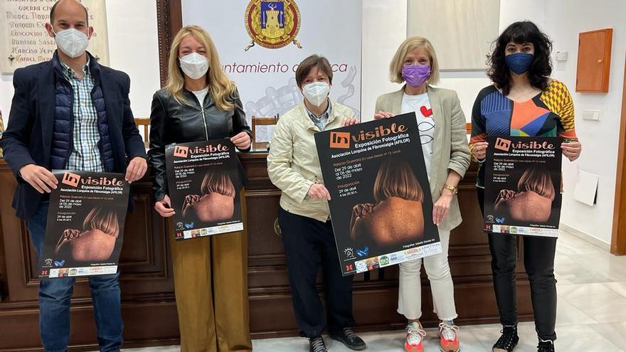 José Ángel Ponce, María Ángeles Mazuecos, María Dolores Chumilla, Antonia Robles e Isabela Wonder Art, con el cartel de la exposición.