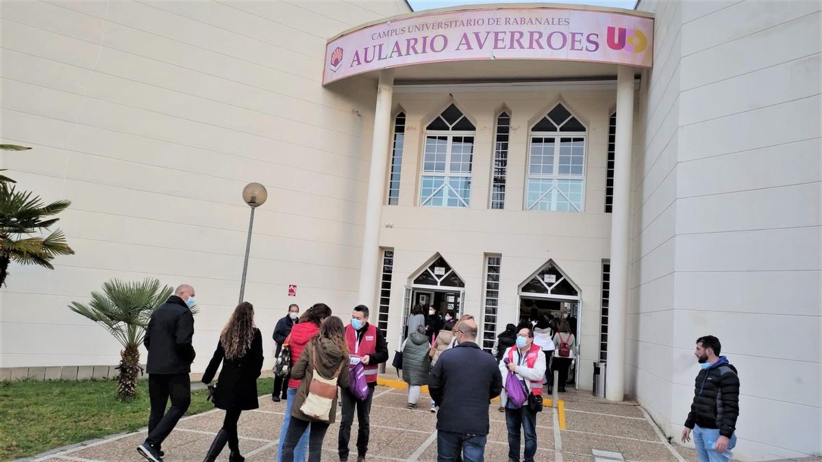 Exterior del aulario de Rabanales este domingo, en que se celebran las oposiciones para auxiliar administrativo del SAS.