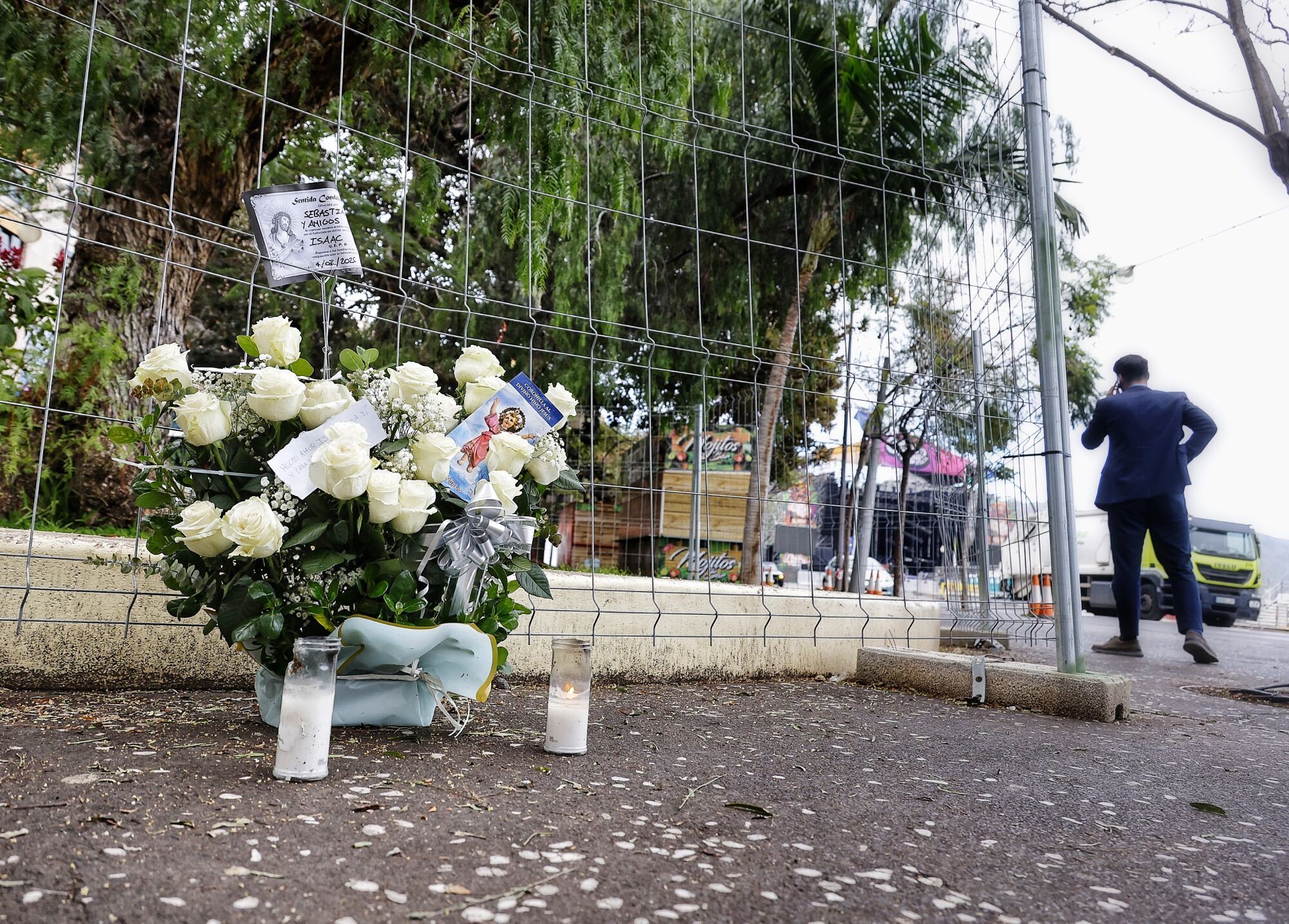 Flores en Santa Cruz de Tenerife donde murió el joven grancanario en la madrugada del Martes de Carnaval