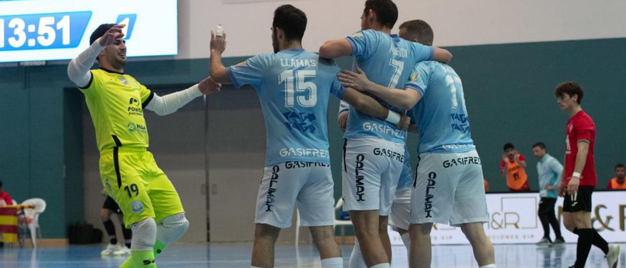 Jugadores de la UD Ibiza-Gasifred celebrando un gol. | VICENT MARÍI