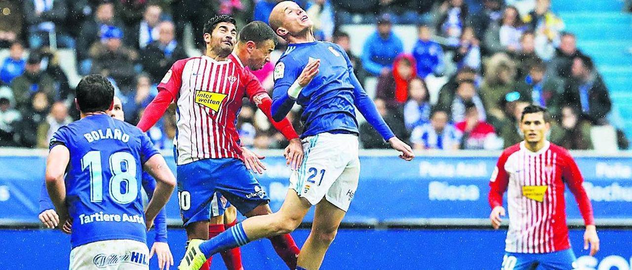 Carmona y Lolo disputan un balón.