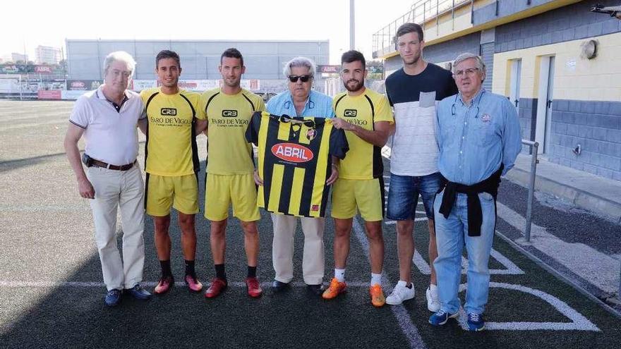 Presentación de los tres nuevos jugadores del Rápido de Bouzas. // José Lores