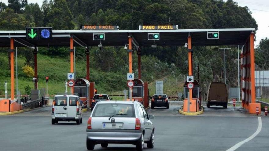 Varios coches circulan por el peaje de Pastoriza, en la AG-55.