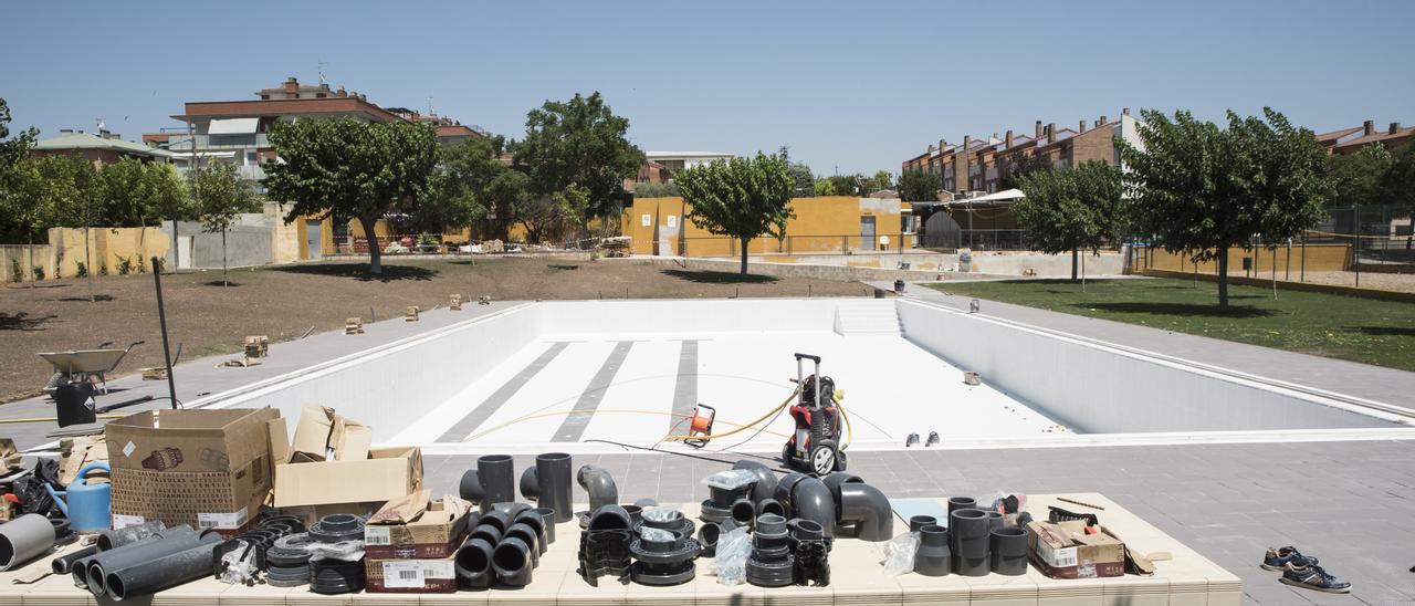Estat de les obres, encara per acabar, a la piscina municipal de Callús