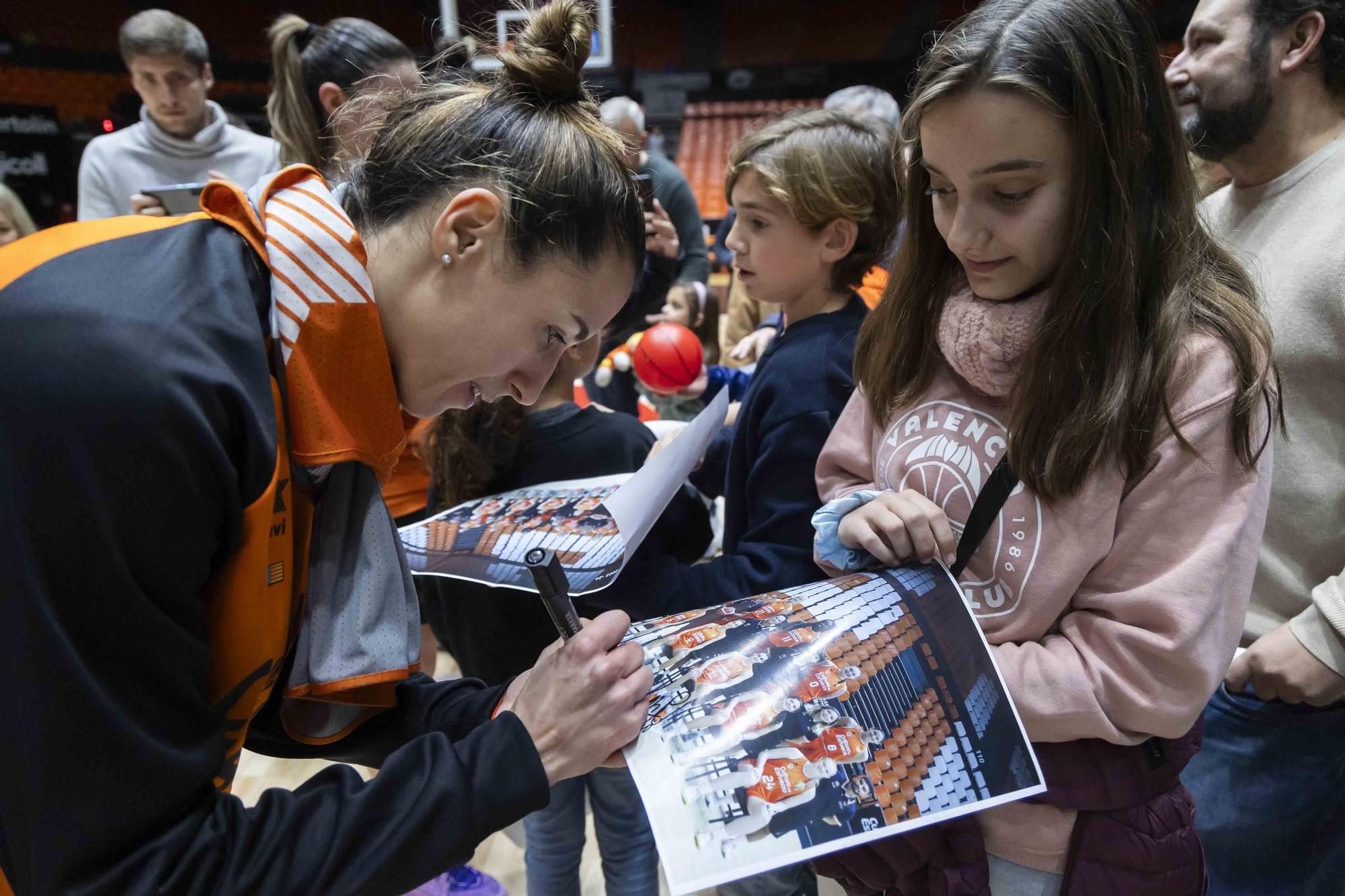 Entrenamiento abierto con la afición de Valencia Basket