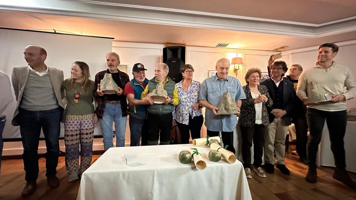 Los héroes del Urriellu y sus familias recibiendo el reconocimiento del Ayuntamiento de Cabrales por el nombramiento de Hijos Adoptivos del concejo