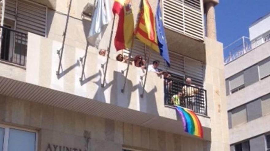 Ayuntamientos de la provincia cuelgan en el balcón la bandera del arcoiris