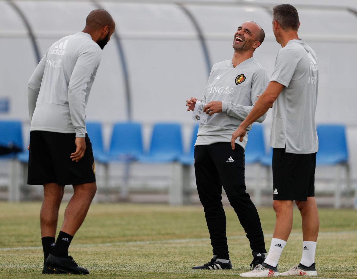 Roberto Martínez ríe tras escuchar a Thierry Henry, enfrente suyo.