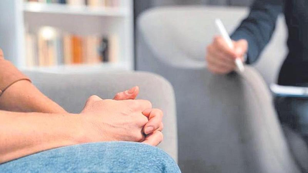 Una mujer habla con su terapeuta en una consulta. | La Opinión