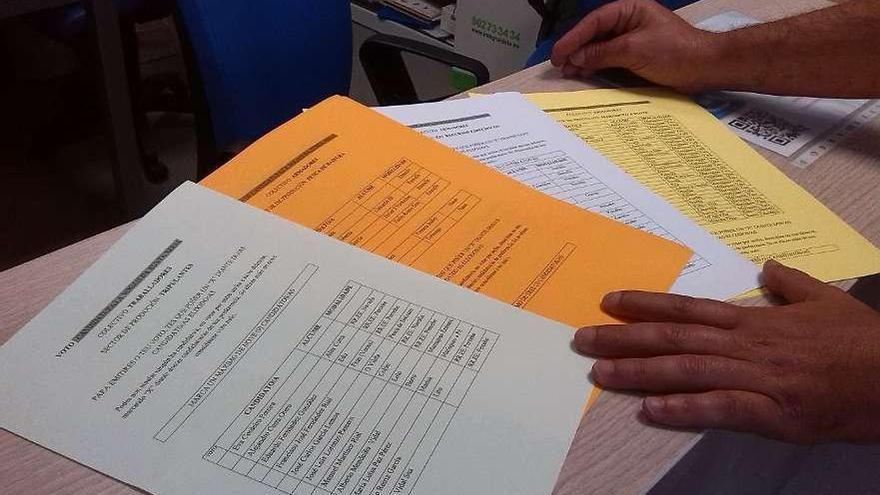 Papeletas de diferentes colores, según los sectores, para las votaciones del sábado, en Cangas.