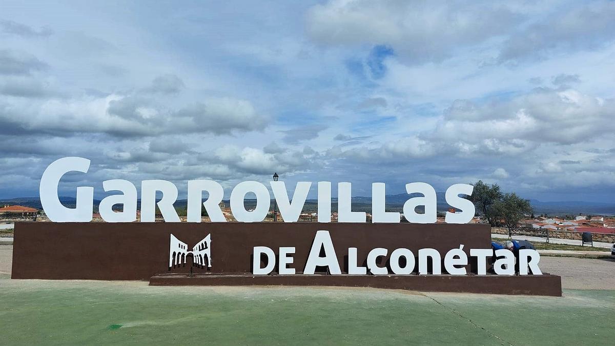 Letras gigantes recién instaladas para dar la bienvenida al viajero en Garrovillas.