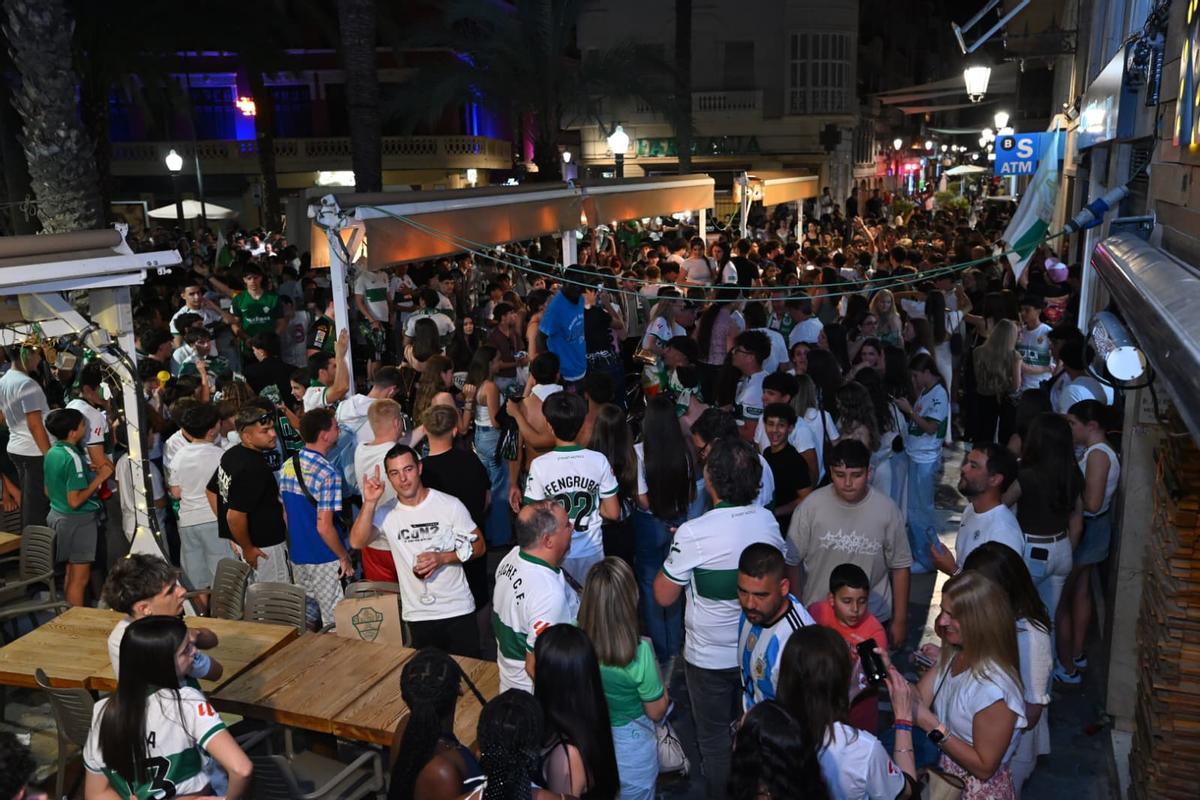 Así vive la afición del Elche CF el partido de la permanencia