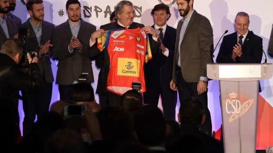 Méndez de Vigo recibe una camiseta de manos de Entrerríos. // CSD