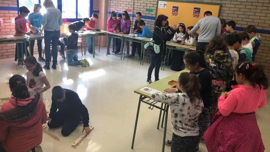 Los alumnos realizan varias activades relacionadas con la Semana Matemática. // S.A.