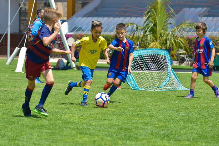 Niños aficionados del FC Barcelona y de la UD ...