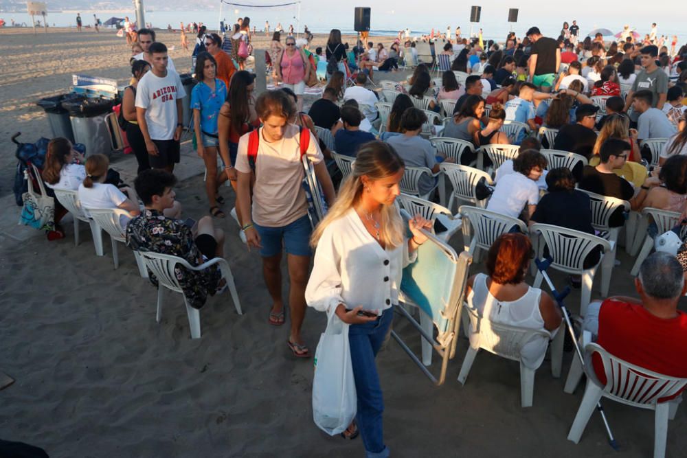 Miles de personas se congregaron en el Cine Abierto de la playa de la Misericordia para ver el estreno de los dos primeros capítulos de La Casa de Papel.