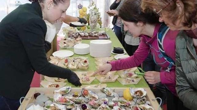 Público asistente a la degustación de cocina con ostras.