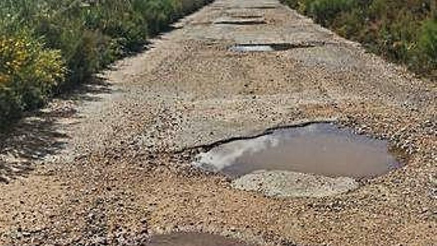 Socavones que salpican el tramo de la carretera.