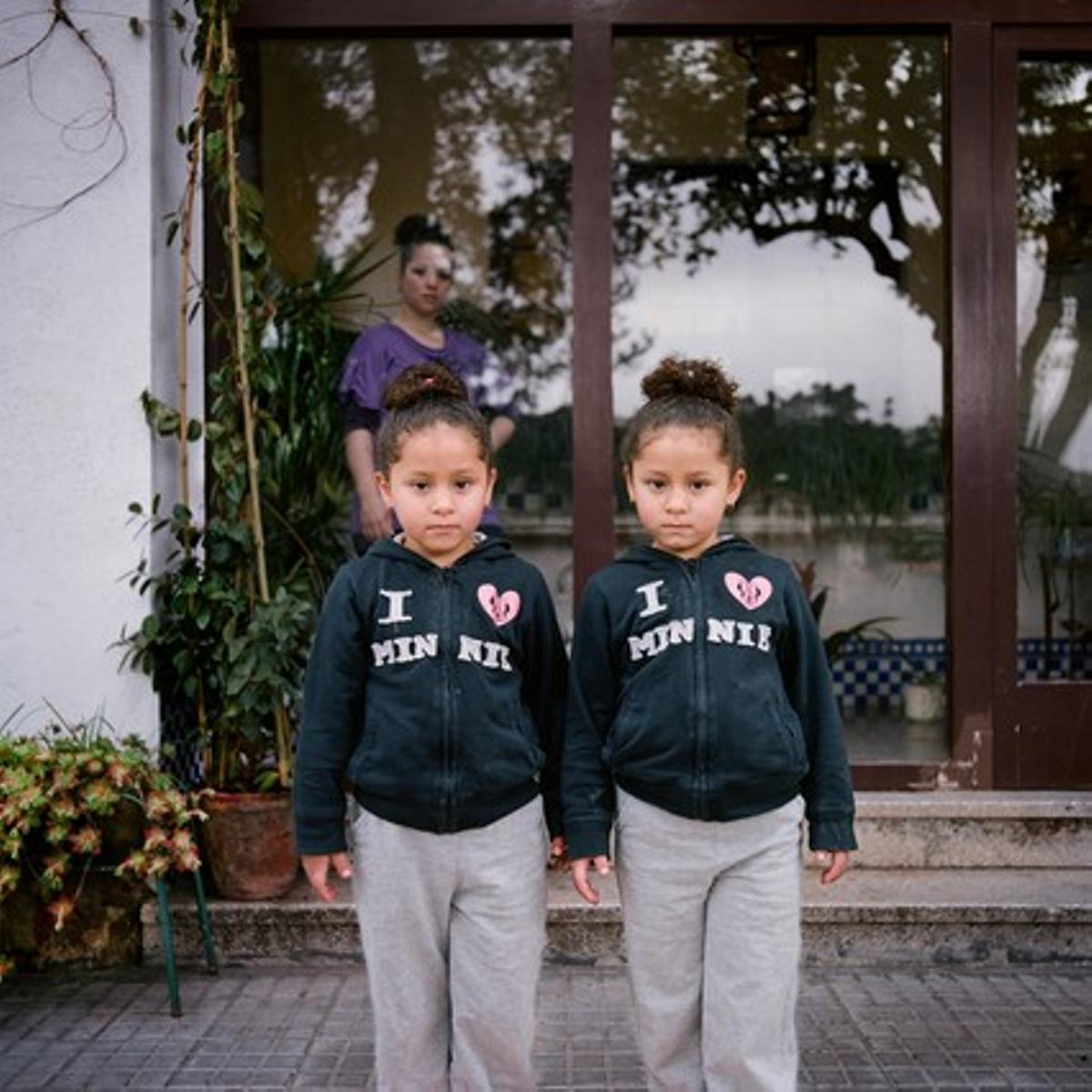 Una de las familias que conforman el barrio de Mas Sauró