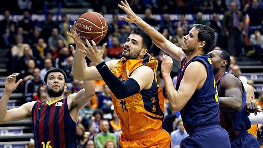 Dubljevic, del Valencia, en una acción del partido.