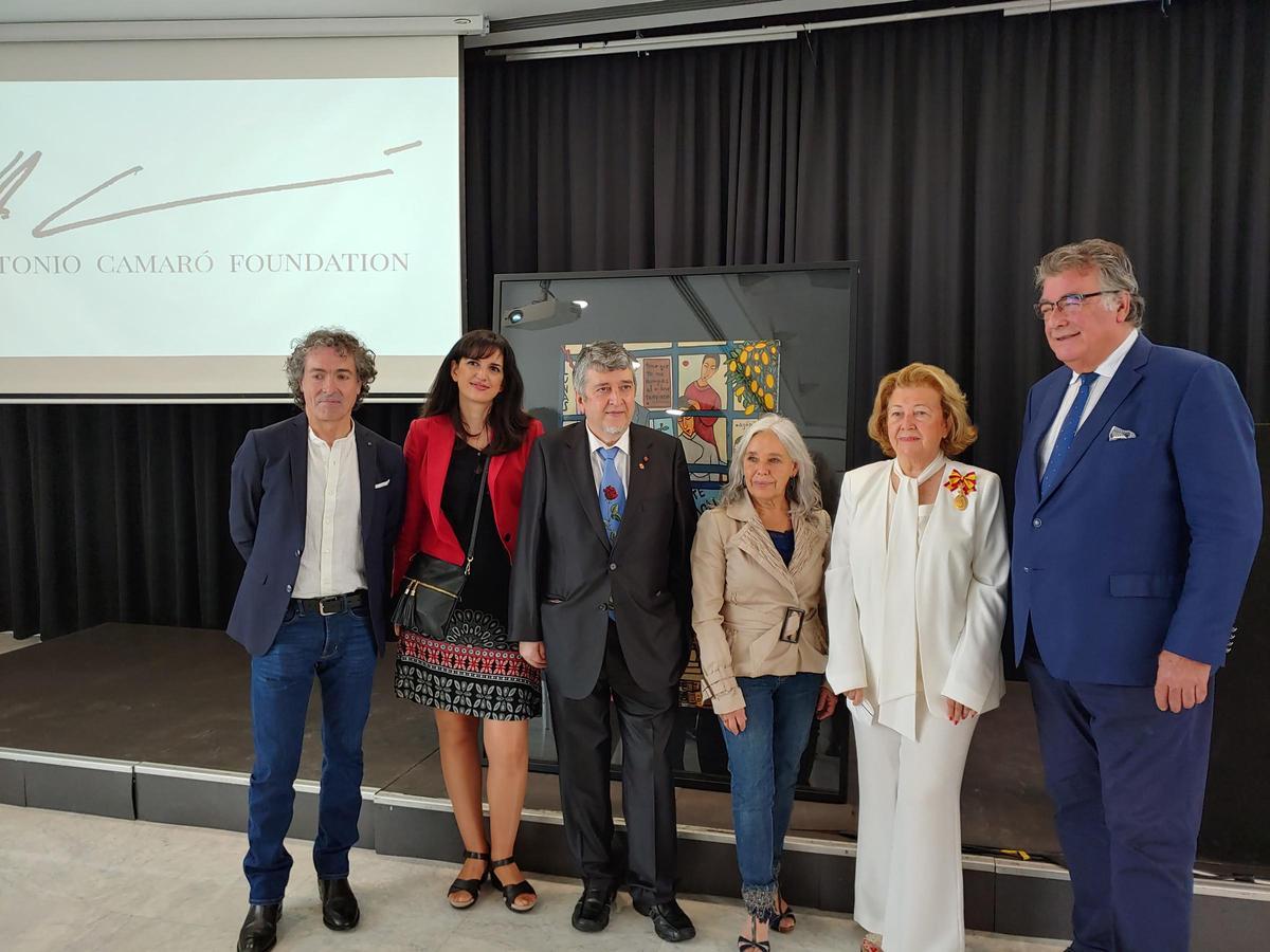 Camaró (izquierda), con asistentes al acto en el Círculo de Bellas Artes