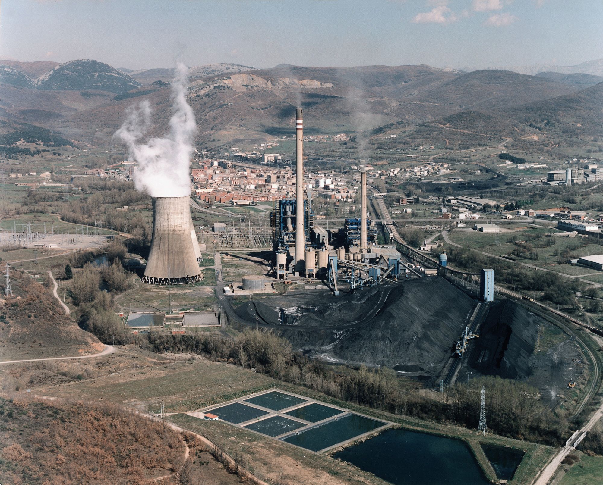 En torno a la Central Térmica de La Robla, cerrada en 2020 y demolida hace solo unas semanas, ejemplo de la desindustrialización de la España vaciada, se desarrolla la novela de García Sierra.