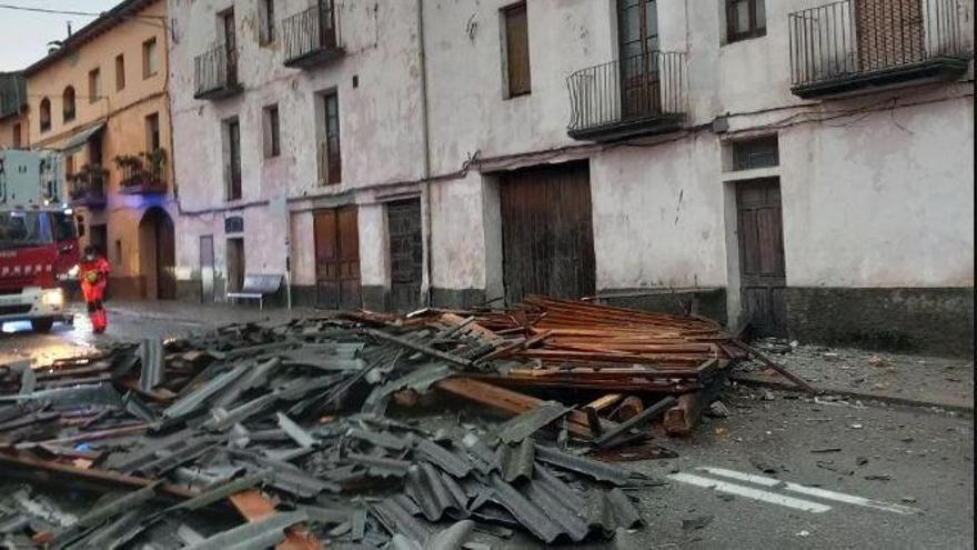 El temporal al Solsonès i l&#039;Alt Urgell aixeca diverses teulades i deixa un poliesportiu inundat i arbres caiguts