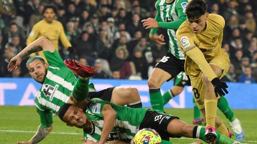 Ruibal y Luiz Felipe intentan frenar a Pedri en el Betis-Barça del Benito Villamarín.