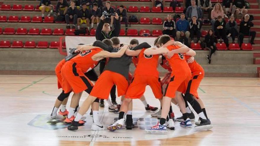 La plantilla de l&#039;Ulm celebrant el títol sub-16 després de superar el Granollers a la final.