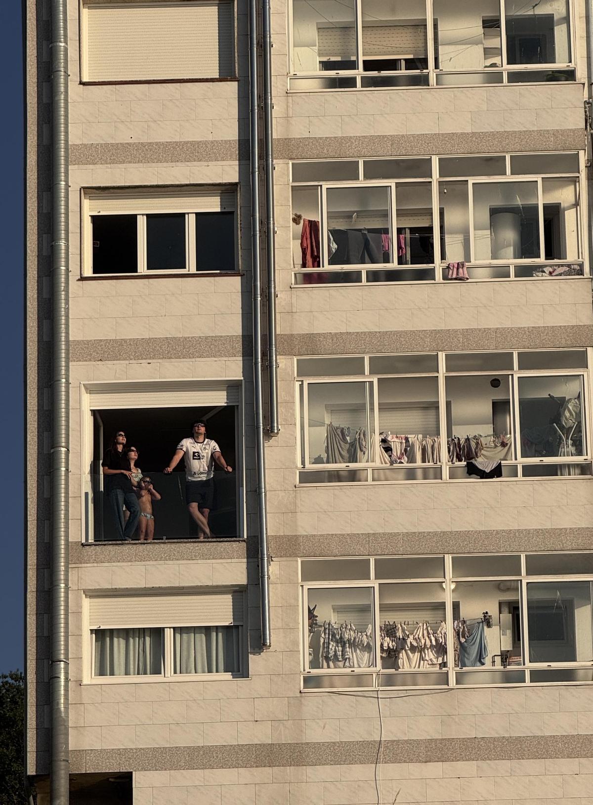 Bañistas y vecinos siguen el eclipse solar desde Loureiro. Bañistas y vecinos siguen el eclipse solar desde Loureiro.