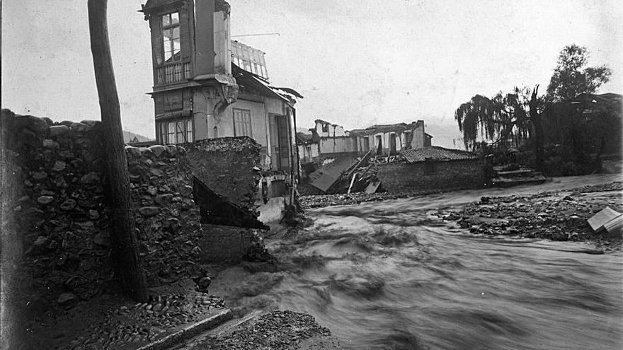Uno de los edificios que destrozó la riada. | Museo del Pueblo de Asturias