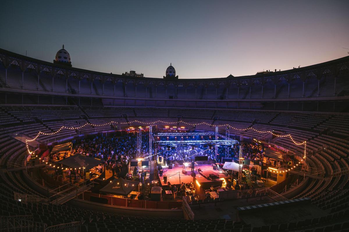 Fiesta al atardecer en la plaza Monumental.