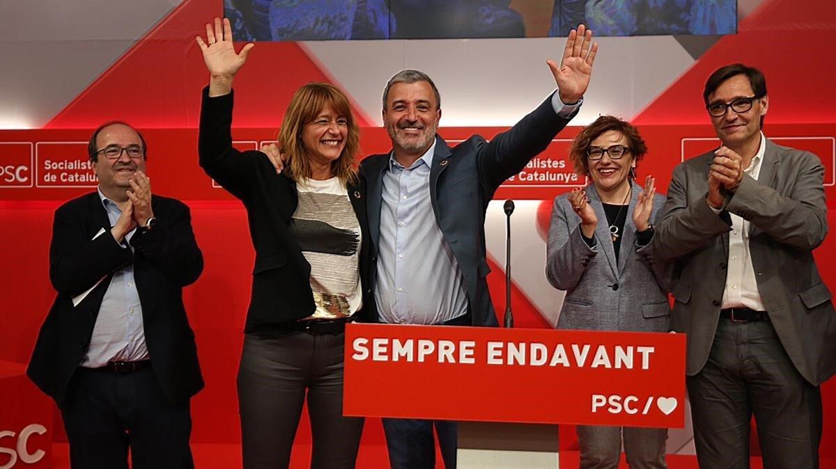 Jaume Collboni acompañado de otros miembros del PSC, durante su comparecencia en la noche electoral.