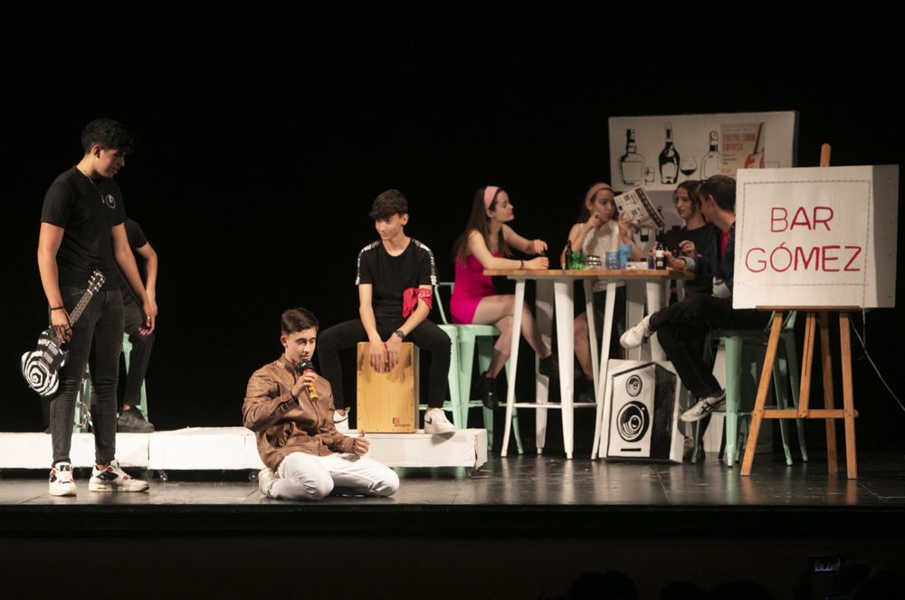 Los alumnos de 4º de la ESO del María Moliner se suben a las tablas en la casa de Cultura del Port de Sagunt