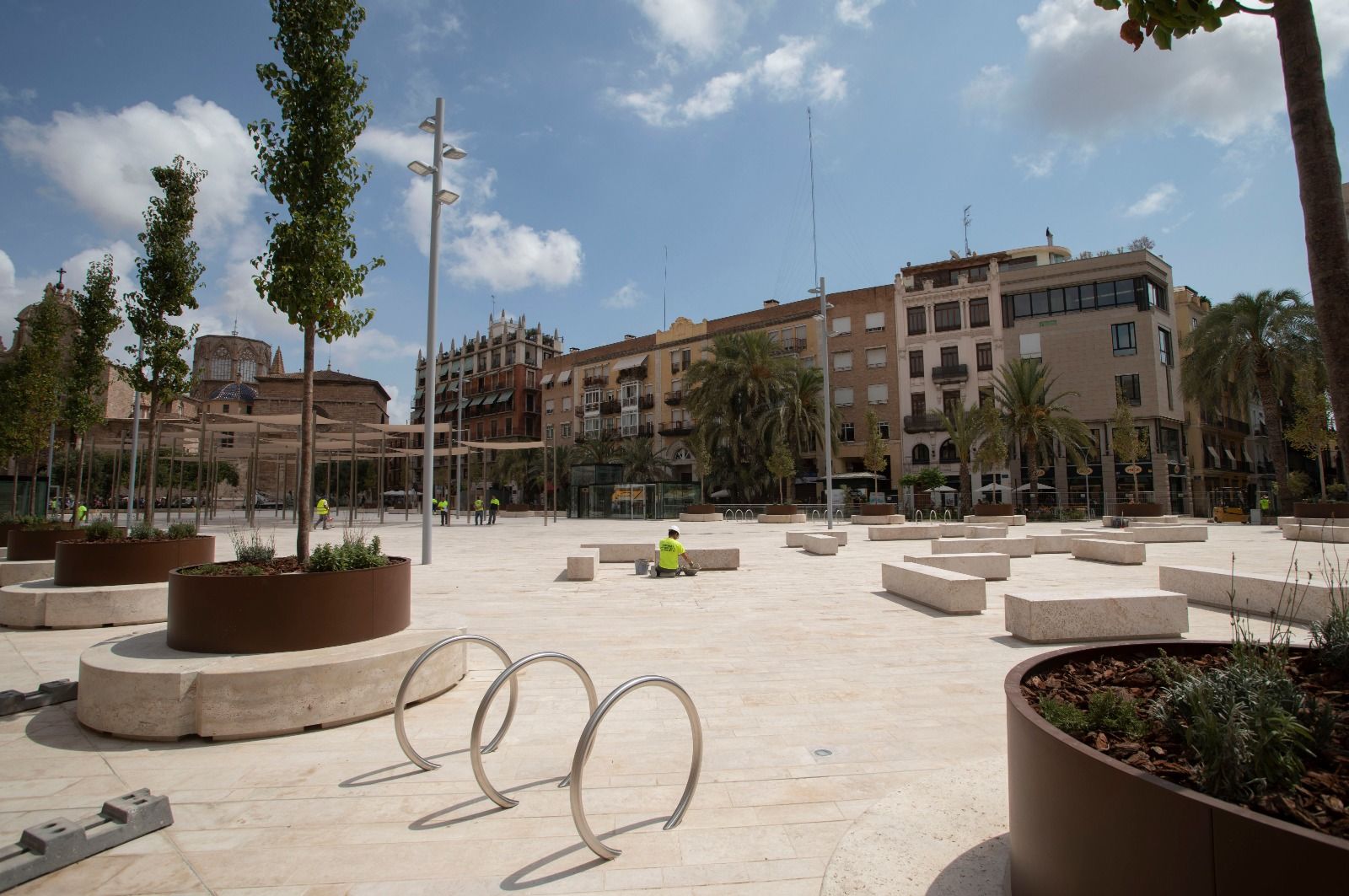 Retiran las lonas de las plaza de la Reina a la espera de su apertura