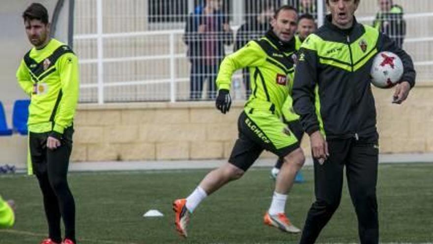 Pacheta, ayer en el entrenamiento, con Javi Flores y Nino por detrás.