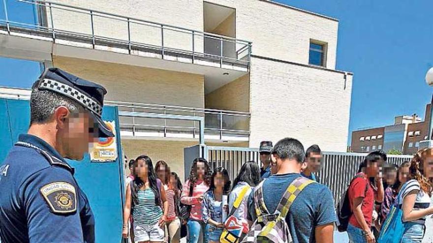 Perros de la Unidad Canina de la Policía Local en un centro escolar.