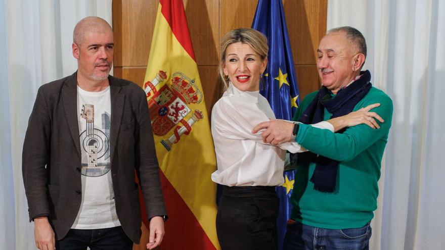 Unai Sordo, Yolanda Díaz y Pepe Álvarez, ayer, antes de la reunión sobre el SMI.